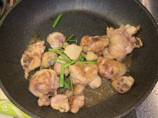 11、鸡腿炖香菇,放入姜片