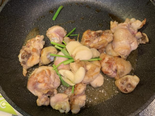 12、鸡腿炖香菇,放入蒜瓣