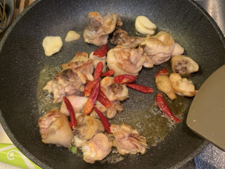 13、鸡腿炖香菇,放入红干椒