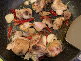 14、鸡腿炖香菇,放入八角