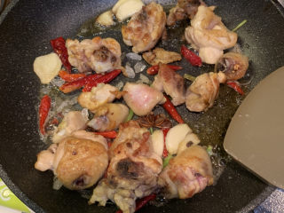 15、鸡腿炖香菇,放入适量冰糖，翻炒出香味