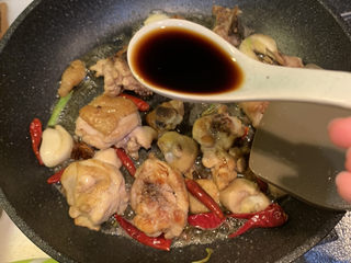 16、鸡腿炖香菇,放入2勺生抽