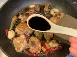 17、鸡腿炖香菇,放入1勺老抽