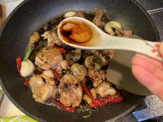 18、鸡腿炖香菇,放入1勺料酒