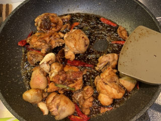 19、鸡腿炖香菇,翻炒均匀上色