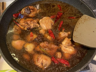 20、鸡腿炖香菇,加入适量清水，盖过锅中食材，大火煮开