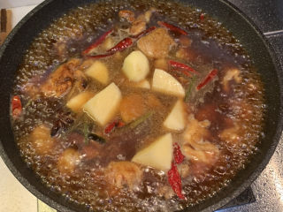 21、鸡腿炖香菇,放入土豆块