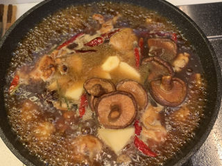 22、鸡腿炖香菇,放入浸泡好的干蘑菇和蘑菇水