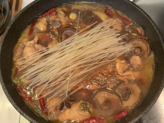 24、鸡腿炖香菇,炖到10分钟后，放入红薯粉，再盖上锅盖炖10分钟