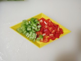 3、红烧金鲳鱼,青红椒切成小丁