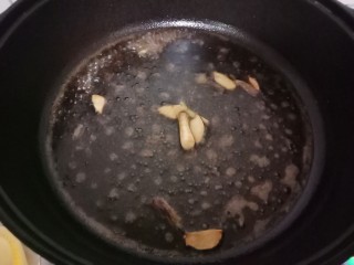 10、红烧金鲳鱼,加入一碗清水。加入生抽，老抽，盐