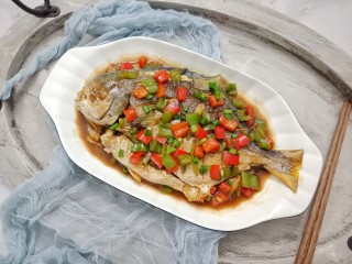 13、红烧金鲳鱼,出锅后撒上点葱花