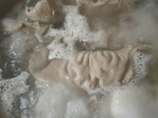 1、爆炒猪肚,洗净的猪肚冷水下锅，放花椒，生姜煮5分钟