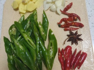 2、爆炒猪肚,辣椒切成斜段，大蒜生姜切片