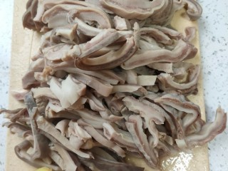 3、爆炒猪肚,煮好的猪肚捞出过冷水洗净，切成丝