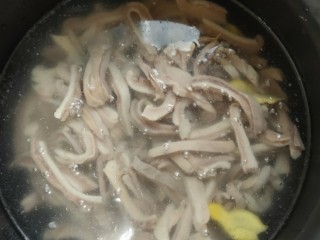 4、爆炒猪肚,放入压力锅内，加入适量的水，生姜片，胡椒粒，水量要盖住煲汤模式，也可以总砂锅煮开调小火1.5小时