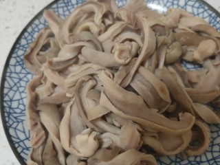 5、爆炒猪肚,压力锅压好的猪肚丝备用