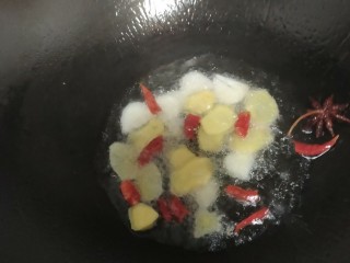 7、爆炒猪肚,锅内倒油，放入姜片，干辣椒，大蒜，八角爆香