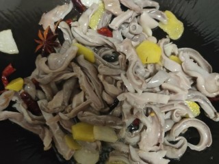 8、爆炒猪肚,放入猪肚丝大火翻炒均匀