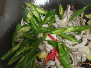 9、爆炒猪肚,放入辣椒翻炒至断生