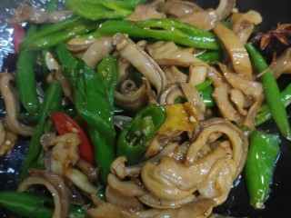 10、爆炒猪肚,放入适量的盐，生抽，耗油翻炒均匀