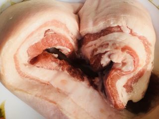 1、白切肉,准备一块五花肉