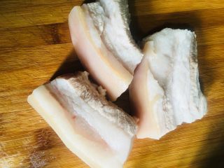 8、白切肉,焯完水后再次冲洗干净并切成小段，方便煮熟