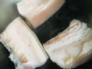 9、白切肉,焯完水的肉冷水下锅