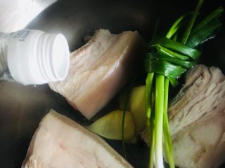 12、白切肉,再倒入适量的料酒