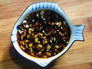 23、白切肉,倒入小碟子里