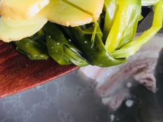 25、白切肉,煮肉的葱姜捞出丢弃
