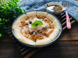 28、白切肉,摆盘并浇上汁子即可享用了