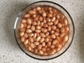 1、四川+酒鬼花生,生花生米用水浸泡一夜，使花生皮变软方便去除