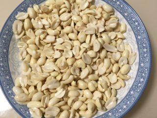 2、四川+酒鬼花生,这个步骤是个耐心活哦，我是一边看电视一遍撕皮的～去除花生皮后，顺着花生米的底部掰开成两半