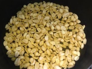 6、四川+酒鬼花生,冷锅冷油倒入花生米，开小火慢慢炸