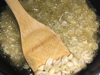 8、四川+酒鬼花生,然后再把火开大，倒入花生米复炸一遍