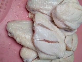 1、可乐鸡翅,准备白白胖胖的鸡翅洗净两面打上花刀