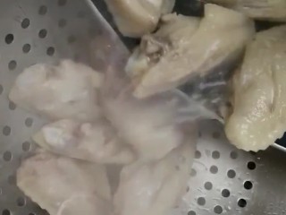 3、可乐鸡翅,倒出清洗干净控水