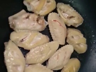 4、可乐鸡翅,我们的口号起油烧锅，下入鸡翅煎至两面金黄