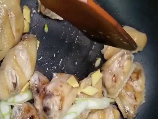 5、可乐鸡翅,加葱姜炒香