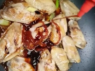 6、可乐鸡翅,放入少许料酒，生抽，耗油，老抽，番茄酱