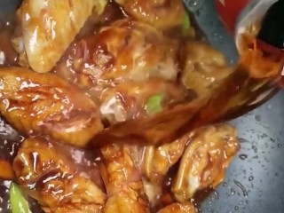 7、可乐鸡翅,翻炒均匀，倒入半瓶的可乐