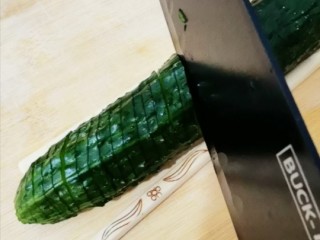 1、盘龙黄瓜,黄瓜黄瓜用刀切片，