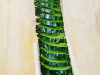 2、盘龙黄瓜,在把黄瓜翻过来