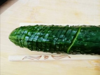 3、盘龙黄瓜,用刀切片