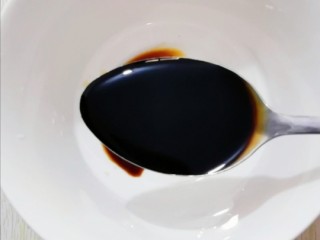 4、盘龙黄瓜,碗里加入两小勺生抽