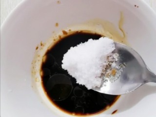 8、盘龙黄瓜,半小勺白糖搅拌均匀