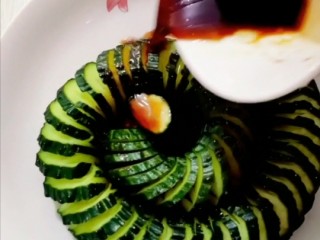 9、盘龙黄瓜,把黄瓜放入盘里，，浇上调好的汁