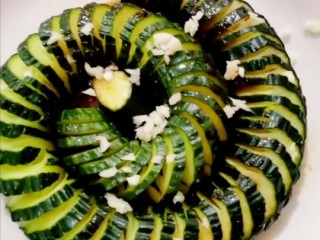 10、盘龙黄瓜,撒上蒜末