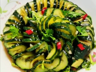 11、盘龙黄瓜,做好的黄瓜撒上香菜即可